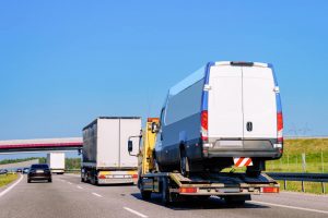 Šlep služba šlepa kombi na vozilu sa silazećim navozom