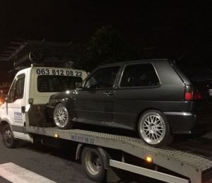 Šlep služba šlepa crnog golfa po noći