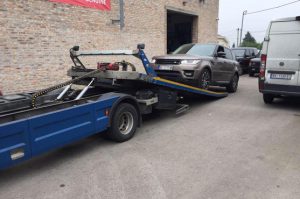 Šlep služba vrši šlepanje sivog džipa u Žarkovu