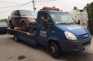 Šlep služba šlepa Range Rover na vozilu za vuču u Žarkovu