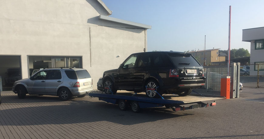 Šlepanje crnog automobila Range Rover